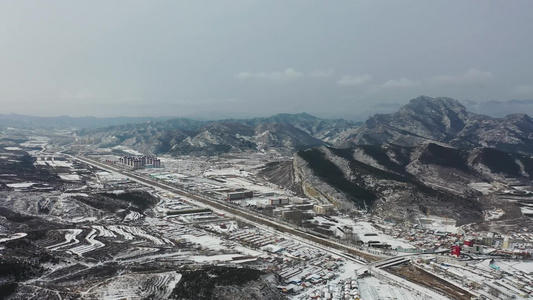 航拍雪后群山下雪后的大山视频