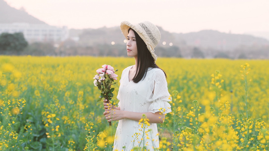 油菜花海中的少女4K视频