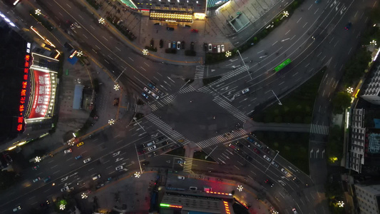 城市夜幕降临夜景十字交叉路口夜景航拍视频