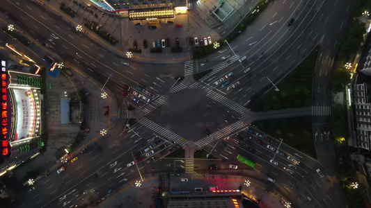 城市夜幕降临夜景十字交叉路口夜景航拍视频