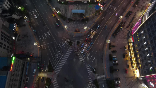 城市夜幕降临夜景十字交叉路口夜景航拍视频