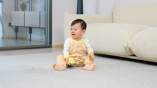 小宝宝坐在客厅地毯上哭喊视频