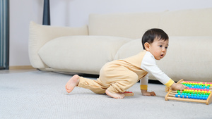 小宝宝在客厅地毯上玩玩具18秒视频
