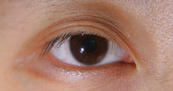 亚洲女性棕色眼睛的特写视频