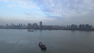 航拍长江中物流运输交通的货轮4k航运素材29秒视频