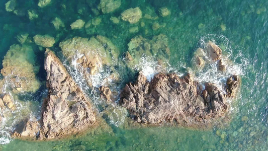 俯拍大海海浪礁石浪花视频