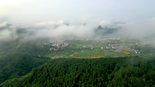 桂林喀斯特地貌山间的村庄和稻田视频