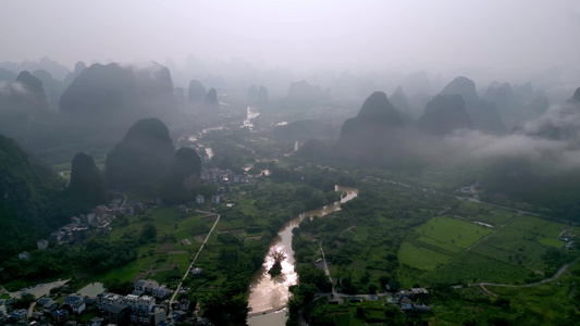 航拍桂林早晨到烟雨漓江自然风光视频