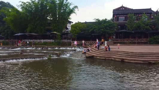 夏天河边玩水的人群航拍视频