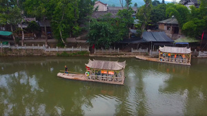 小溪中间的古风游船航拍22秒视频