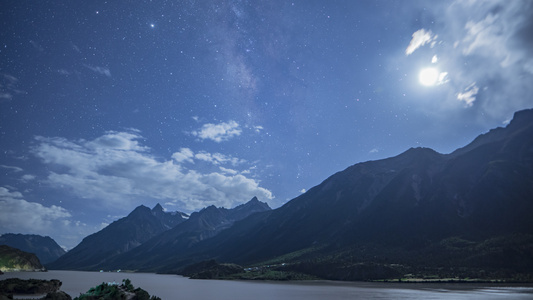 8k延时西藏然乌湖夜景银河月亮素材视频