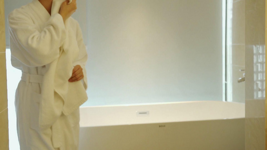 美女洗澡后穿着浴袍出浴室[漂亮妹妹]视频