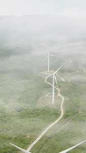 山顶草原风力发电风车云层航拍新能源视频