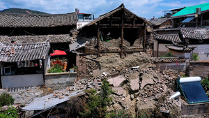 大理古镇茶马古道地震细节大景航拍瓦房4k60帧102秒视频