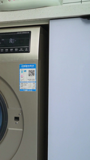 家庭主妇使用洗衣机衣物清洁15秒视频