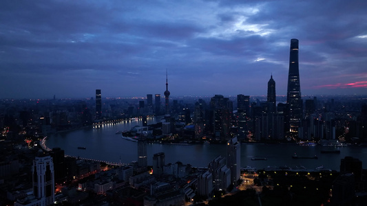上海外滩陆家嘴清晨日出魔幻天台风天航拍视频