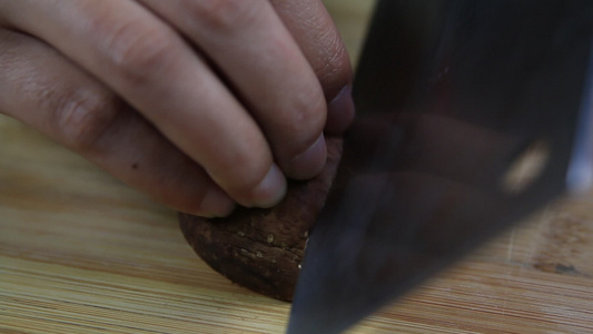 厨师切香菇视频