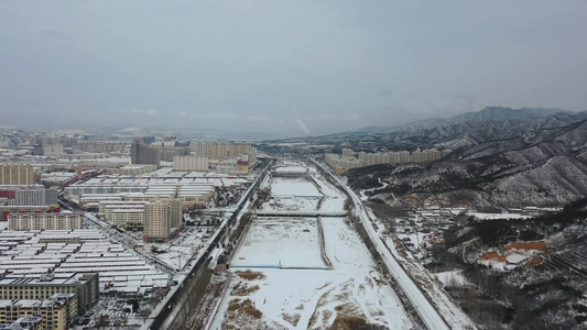 航拍雪后群山下雪后的大山视频