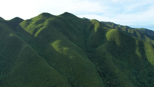 蓝天白云郴州泗洲山自然风光高山草甸航拍视频