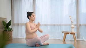 年轻孕妈做瑜伽8秒视频