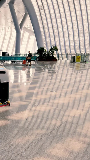 现代化的火车站大厅扫地机器人打扫卫生万物互联38秒视频