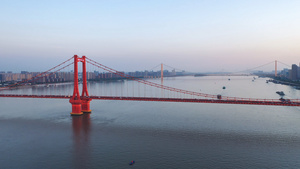 航拍风光城市长江上红色的武汉鹦鹉洲长江大桥夜景灯光车流素材91秒视频