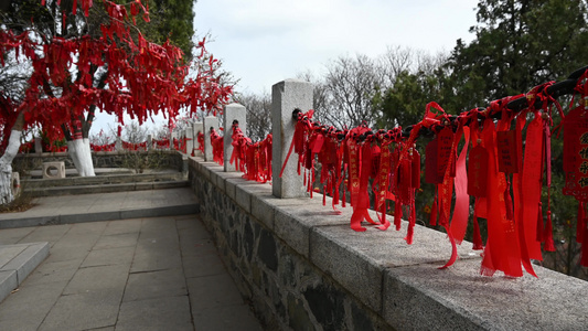 寺庙寺院祈福祈愿的红飘带和许愿树实拍素材视频