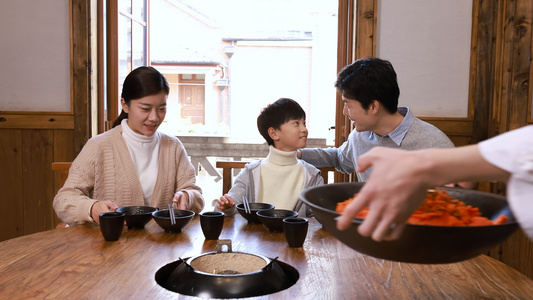 大锅牛油火锅被端上餐桌视频