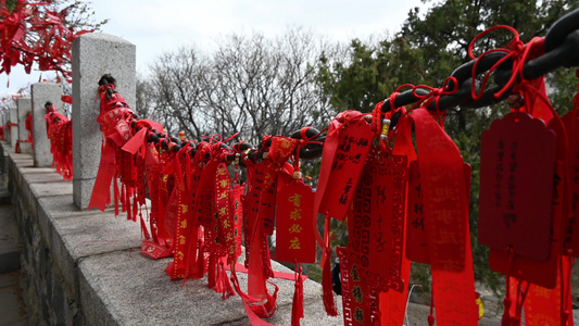 寺庙寺院祈福祈愿的红飘带和许愿树实拍素材视频