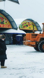 清晨环卫工人开着铲雪车清除道路积雪环卫工人节视频