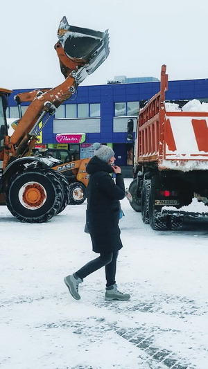 清晨环卫工人开着铲雪车清除道路积雪环卫工人节12秒视频