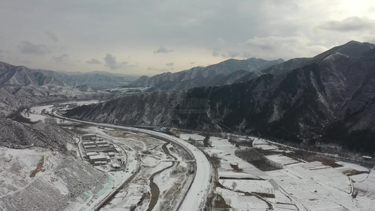 航拍雪后群山下雪后的大山视频