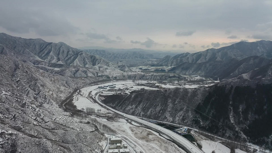 航拍雪后群山下雪后的大山视频