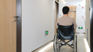 医院走廊坐轮椅的病人16秒视频
