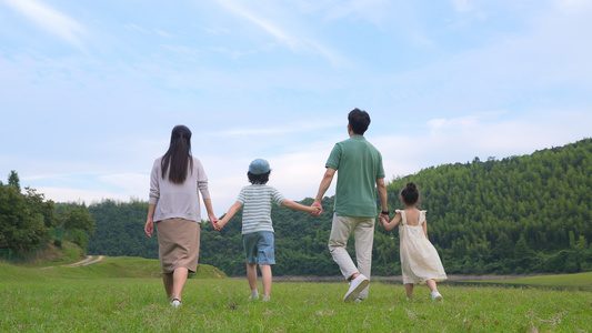 一家四口草地散步享受自然视频