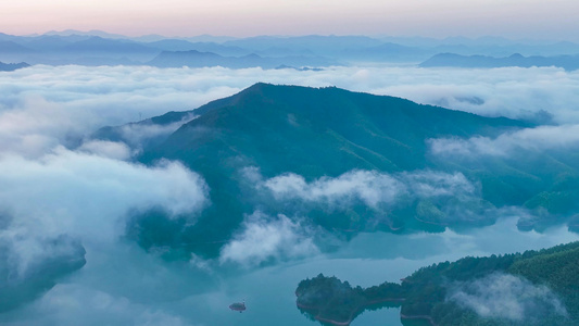 4K航拍皖南水墨风景青龙湖日出云海晨雾视频