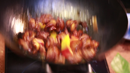 厨师炒制三杯鸡照烧鸡肉视频