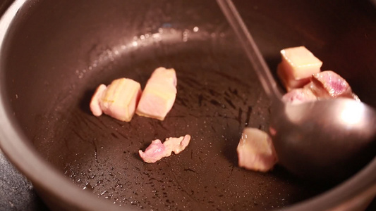 砂锅熬猪肉炖猪肉视频