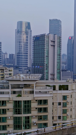 美女爬楼党广州城市建筑航拍露背装16秒视频