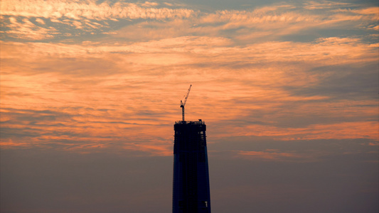 8K晚霞之下的城市最高点摩天大楼建设视频延时素材视频
