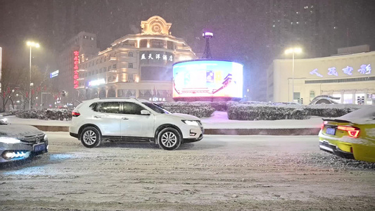 升格拍摄城市下雪夜景行车画面视频