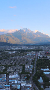 航拍风光城市旅游城市云南丽江黑龙潭公园日照金山旅游素材城市风光视频