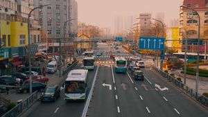 4k老青岛杭州路清晨的来往车流延时摄影11秒视频
