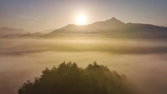 云雾缭绕的山村视频