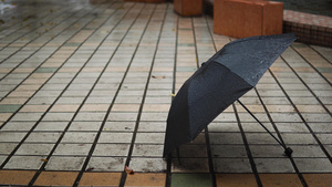 下雨天雨水打在伞细节特写25秒视频