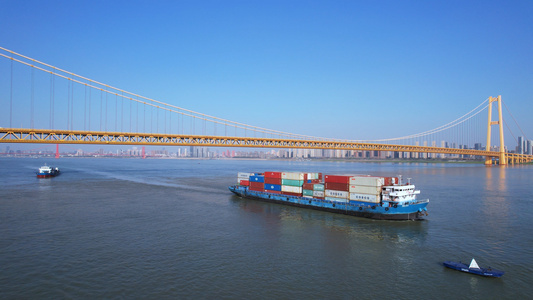 航拍物流货物运输大型集装箱货轮航行在长江上4k素材视频
