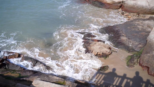 海岸边海浪拍打礁石视频