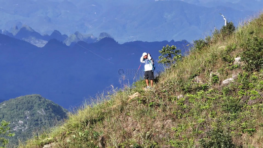 户外登山下山前进长焦航拍视频