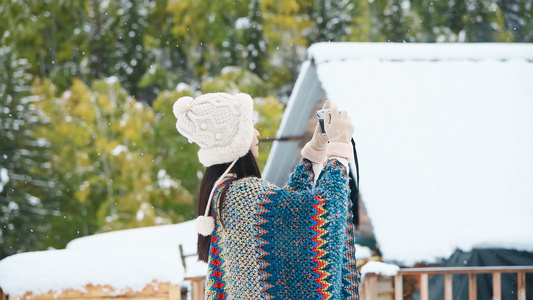 4K下雪天拍照的少女视频