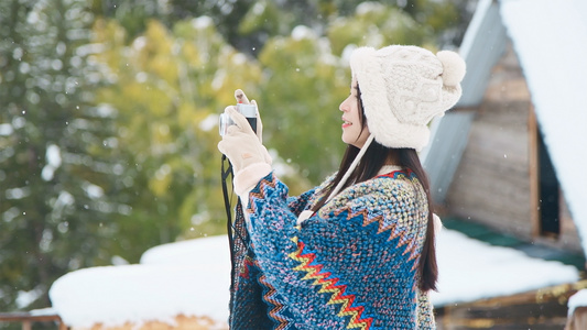 4K下雪天拍照的少女视频